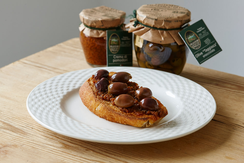 Bruschetta med crema di pomodori og taggiasca oliven