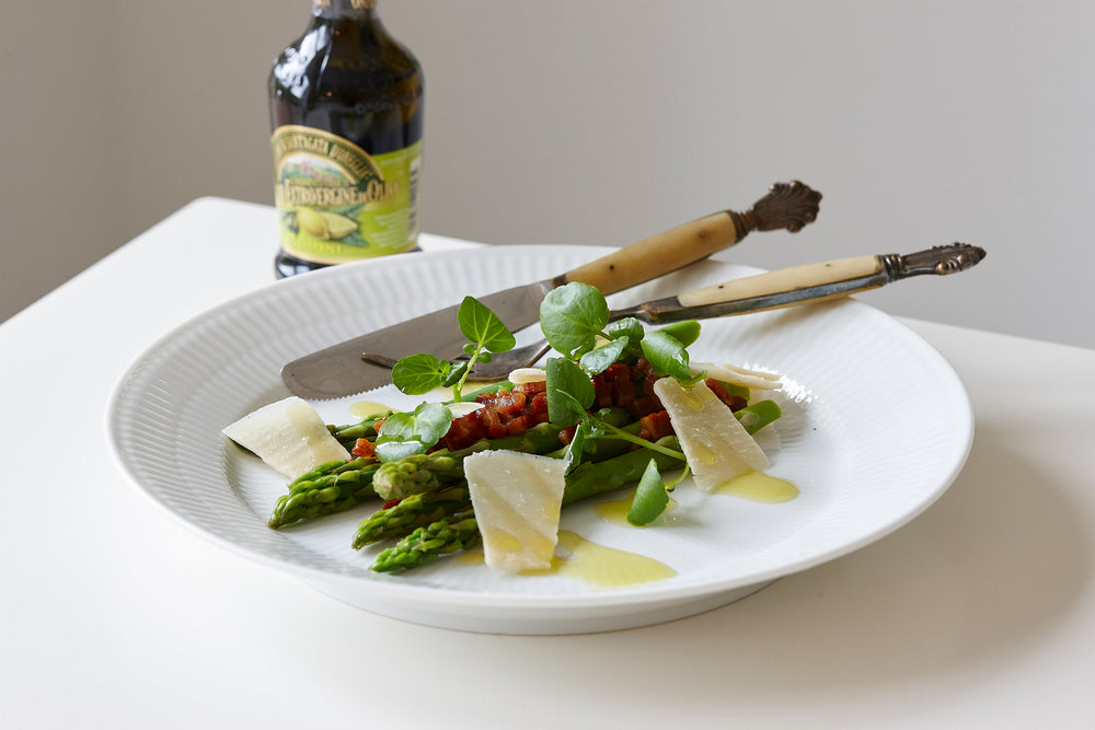 Grønne asparges med citronolie, bacon og parmesanost