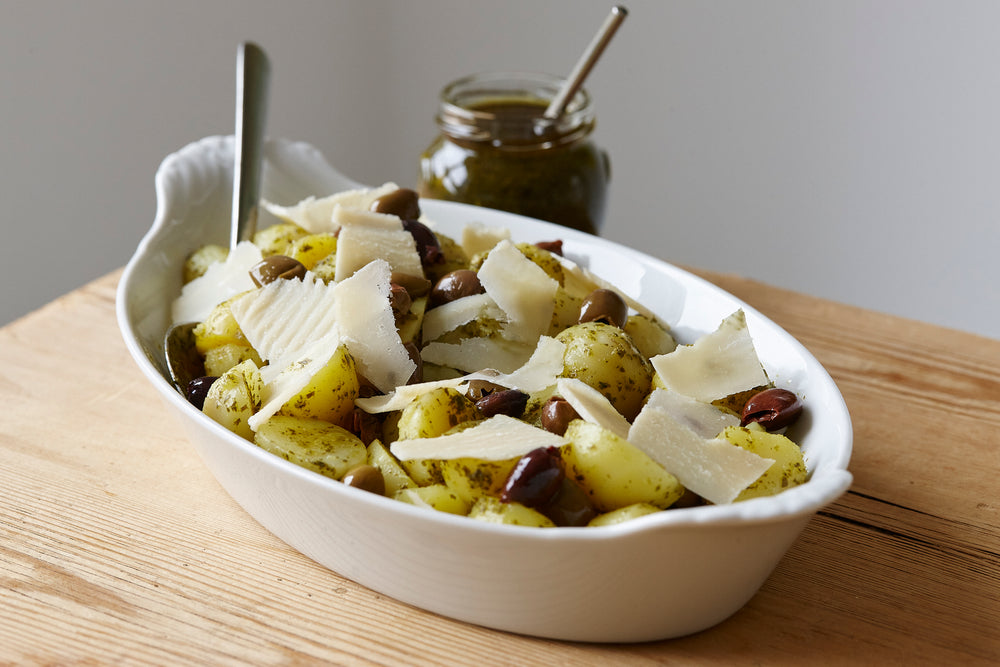 Kartoffelsalat af nye kartofler med basilikumpesto, taggiasca oliven og flager af parmesan