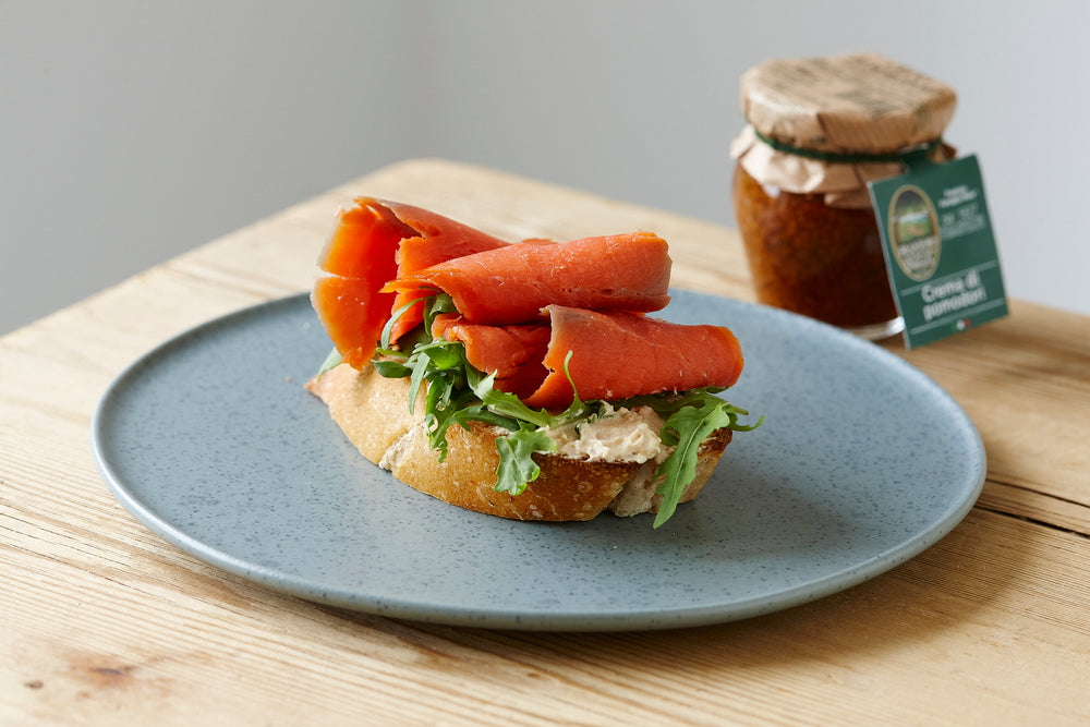 Smørrebrød m/ laks og crema pomodori flødeost