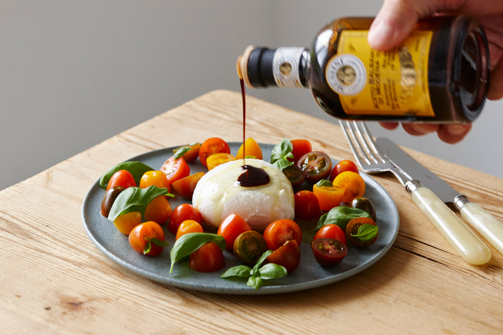 Tomatsalat 'Caprese' med tyktflydende balsamico og extra jomfru olivenolie